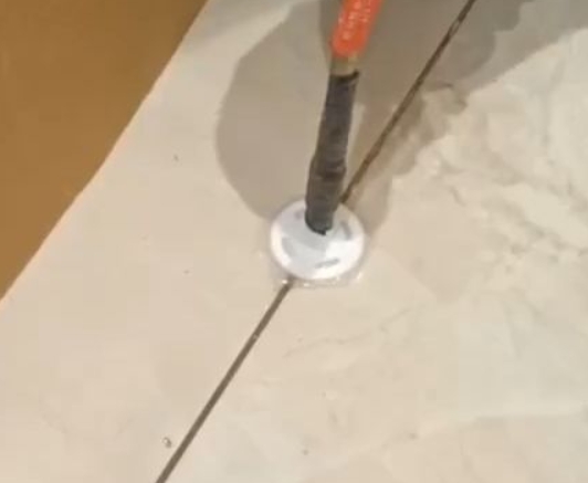 滨海瓷砖空鼓维修公司专业解答瓷砖在铺贴过程中，如果没有涂抹均匀到位的粘结材料（如水泥砂浆或瓷砖胶），可能会导致以下问题